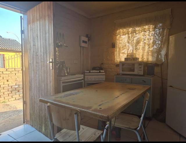 2 BEDROOM HOUSE FOR SALE IN LENASIA SOUTH